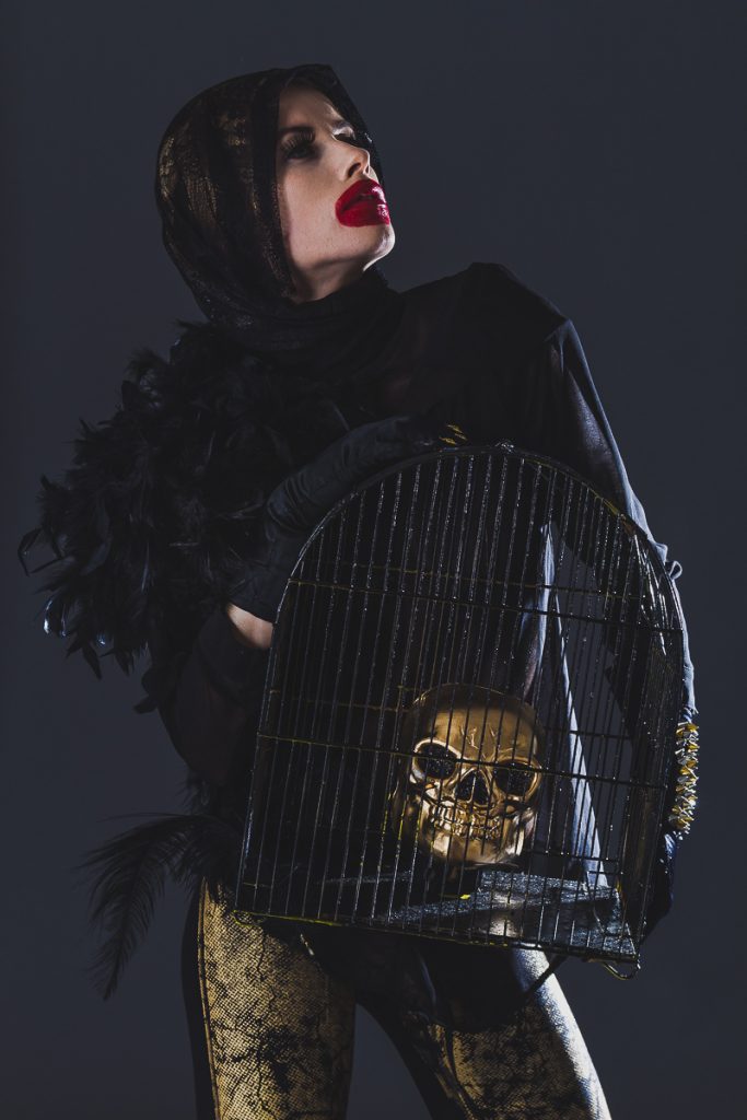 Fotografía y Retoque: Jonathan Varas Roco. Producción: Pauli Cotapos Madrid, Dan Albuquerque, Valery Zeballos, Laura Venero.
Make Up: Cristina Restrepo.
Modelo: Agostina Berrojalbiz.
Agencia: CIVILES Management.